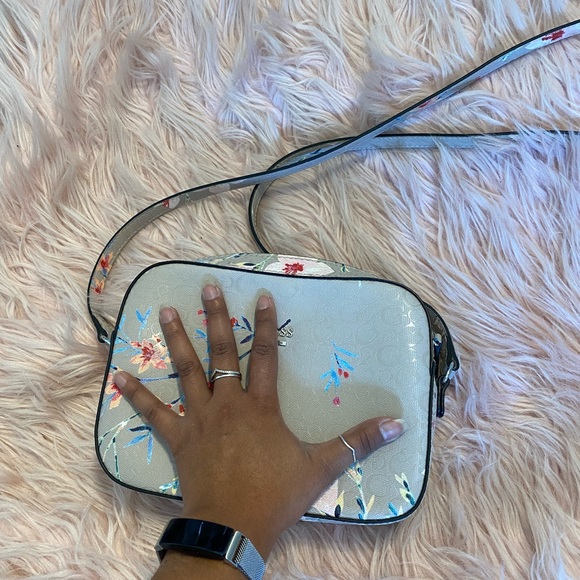 Guess Floral Crossbody Purse - Picture 4 of 12
